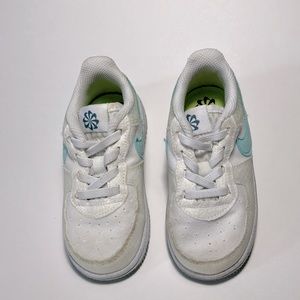 NIKE SNEAKER: SIZES 8 C